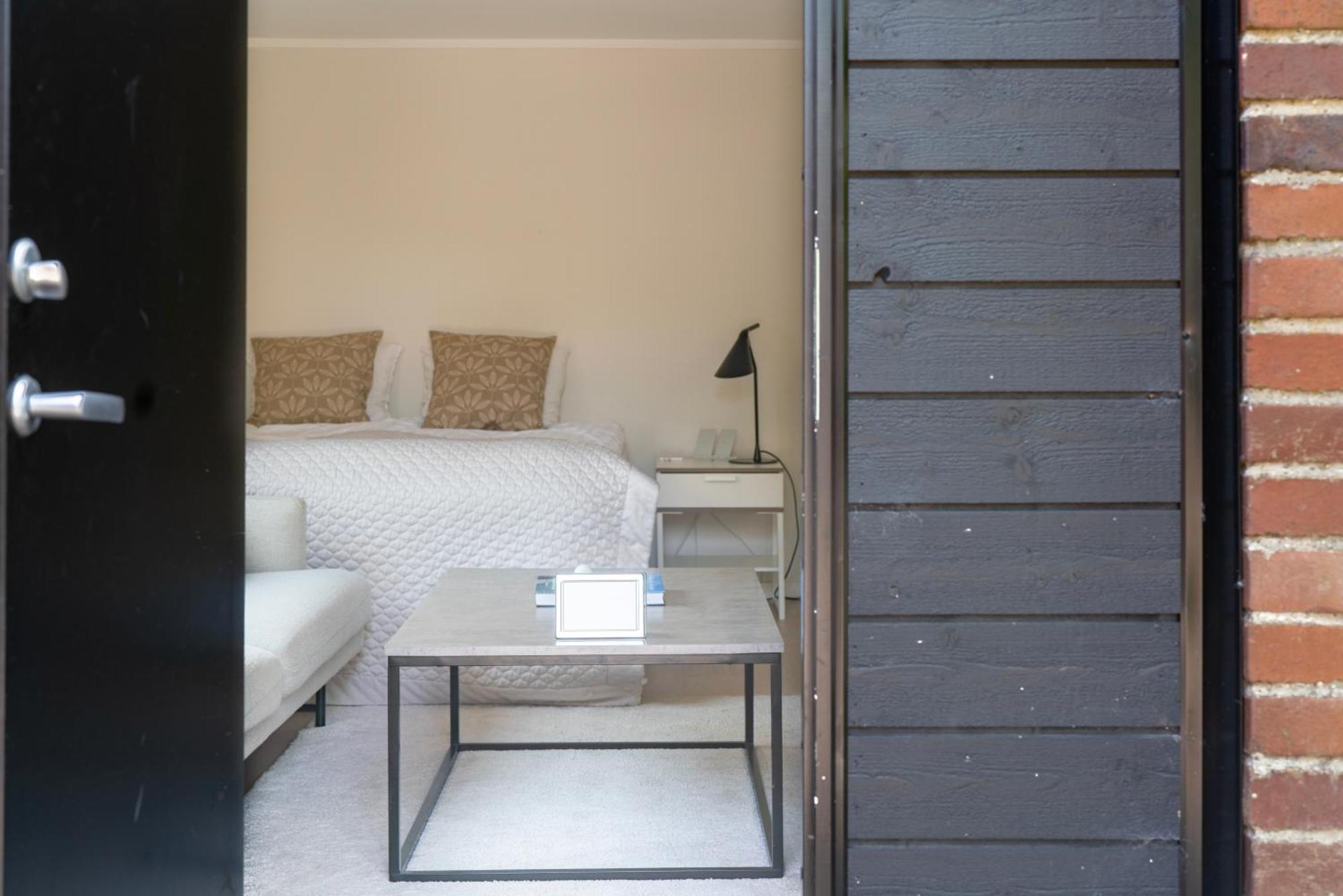 Falsterbo - Modern Comfort With Private Patio Apartment
